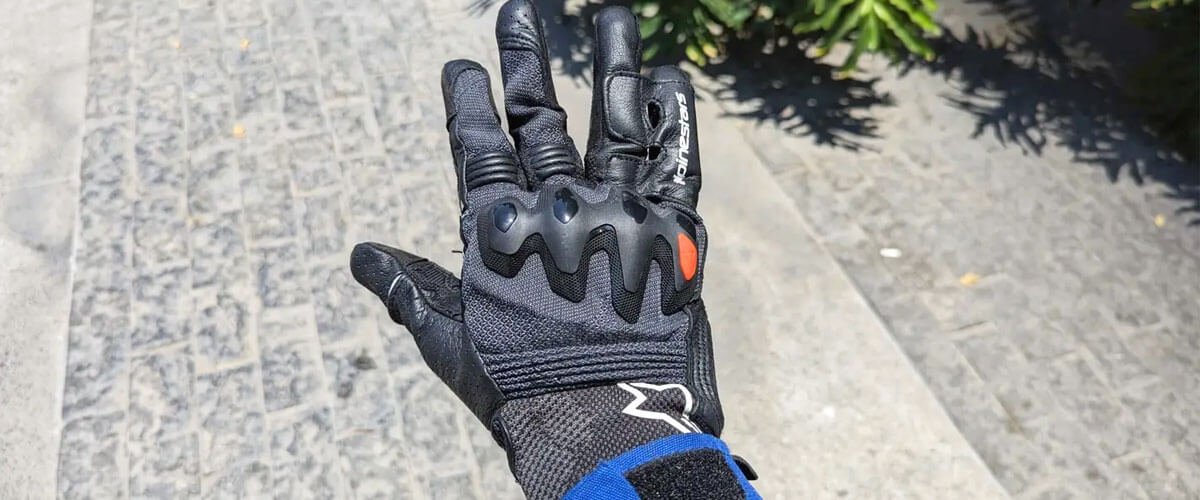 factors to consider when choosing summer motorcycle gloves