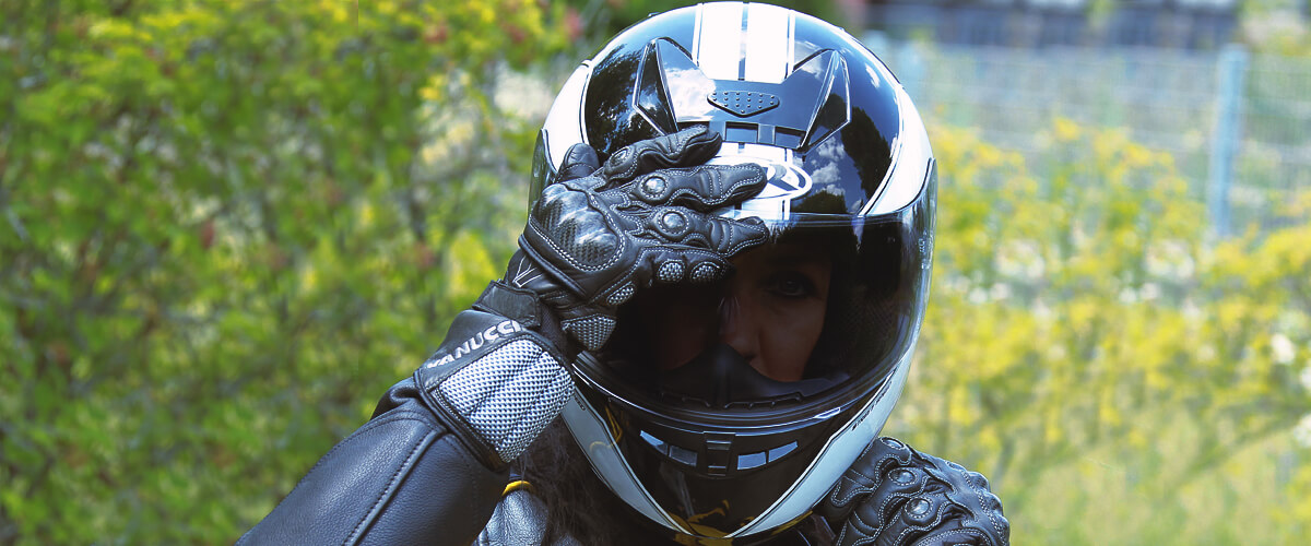 how to choose a motorcycle helmet for women?